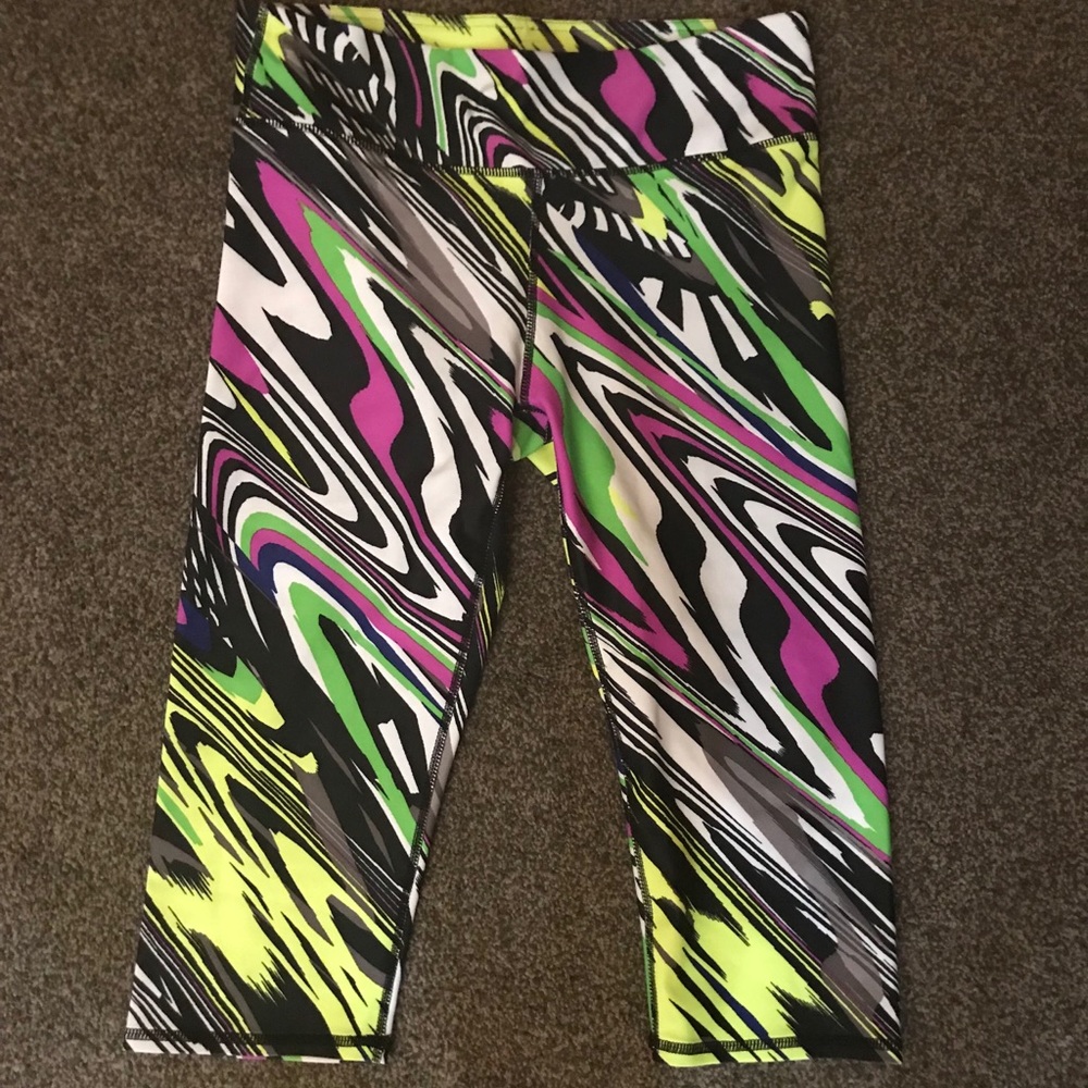 SOLD NWT Fabletics Capri Leggings, Size Medium